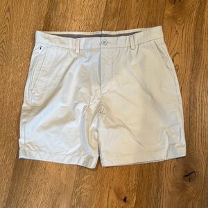 Vineyard Vines size 33 “on the go” 7 inch khaki short